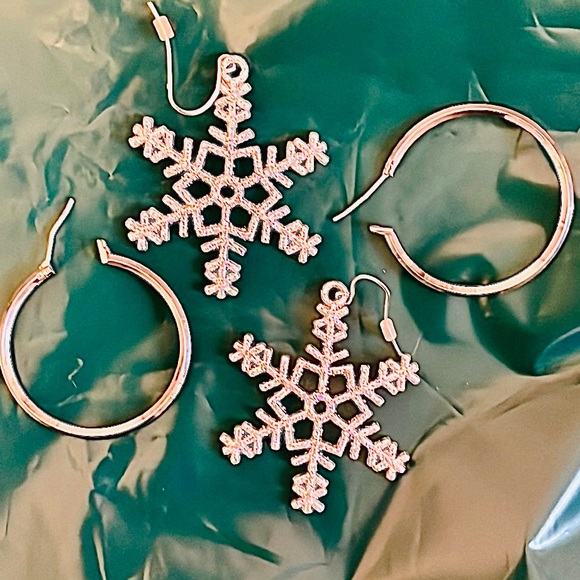 🛍3 for 10 Bundle Deal! Set of two sparkly silver holiday earrings - Picture 6 of 6